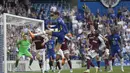 <p>Penyerang Chelsea, Kai Havertz mencoba melepaskan tembakan ke gawang West Ham saat pertandingan lanjutan Liga Inggris di Stamford Bridge di London, Minggu (24/4/2022). Dengan kemenangan ini, Chelsea menjaga posisi tiga dengan kini mengoleksi 65 poin dari 32 laga. (AP Photo/Alastair Grant)</p>
