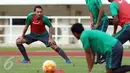 Pemain naturalisasi, Ezra Walian saat melakukan pemanasan bersama Timnas Indonesia U-22 jelang latihan resmi laga persahabatan melawan Myanmar di Stadion Pakansari, Kab Bogor, Senin (20/3). (Liputan6.com/Helmi Fithriansyah)
