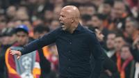 Manajer Liverpool Arne Slot memberikan instruksi kepada para pemainnya dalam pertandingan Liga Champions&nbsp;melawan Liverpool di Stadion Ali Sami Yen, Istanbul, Turki, Rabu,&nbsp;1&nbsp;Oktober 2025. (AP Photo/Francisco Seco)
