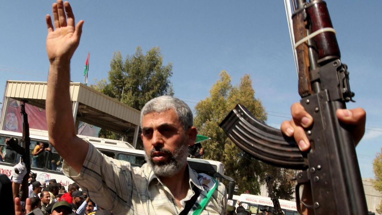 Media Israel Rilis Video Baru Saat-Saat Terakhir Pemimpin Hamas Yahya Sinwar, Duduk di Samping Senapan Kalashnikov