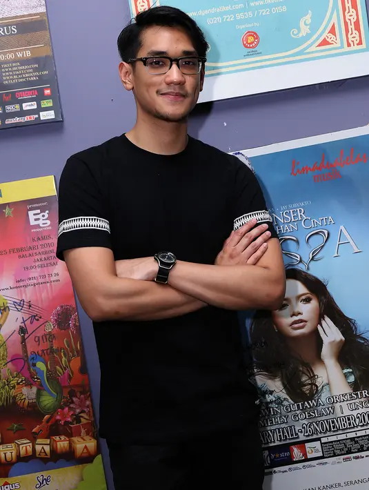 “Di konser ini saya dibantu sama sahabat saya Oca. Total persiapan sudah 90 persen, tinggal GR saja. Mudah-mudahan diberkahi dan menginspirasi banyak orang," tandas pria tampan berkacamata ini. (Wimbarsana/Bintang.com)