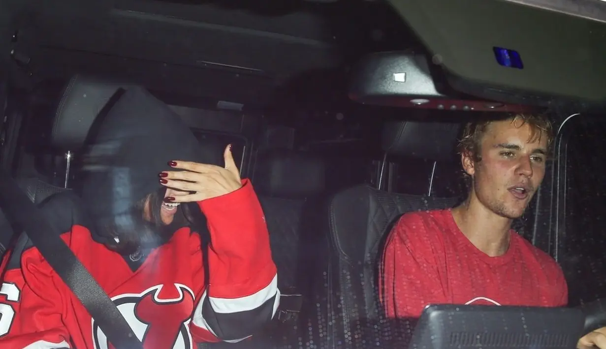 Dilansir dari HollywoodLife, teman-teman Selena Gomez benar-benar membenci Justin Bieber pada awalnya. (Celebrity Deal)