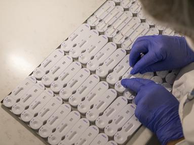 Seorang karyawan bekerja di NG Biotech, start-up yang membuat berbagai tes medis, termasuk kit COVID-19, di Guipry, Prancis pada 7 Januari 2022. Prancis memecahkan rekor infeksi harian tertinggi di Eropa membuat produsen bekerja keras memenuhi permintaan besar untuk tes. (AP Photo/Jeremias Gonzalez)