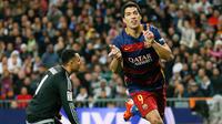 Penyerang Barcelona, Luis Suarez, saat mencetak gol kedua ke gawang Real Madrid dalam laga bertajuk El Clasico, Minggu (22/11/2015) dini hari. Presiden Real Madrid, Florentino Perez, sempat meragukan kemampuan Suarez. (EPA/JuanJo Martin)