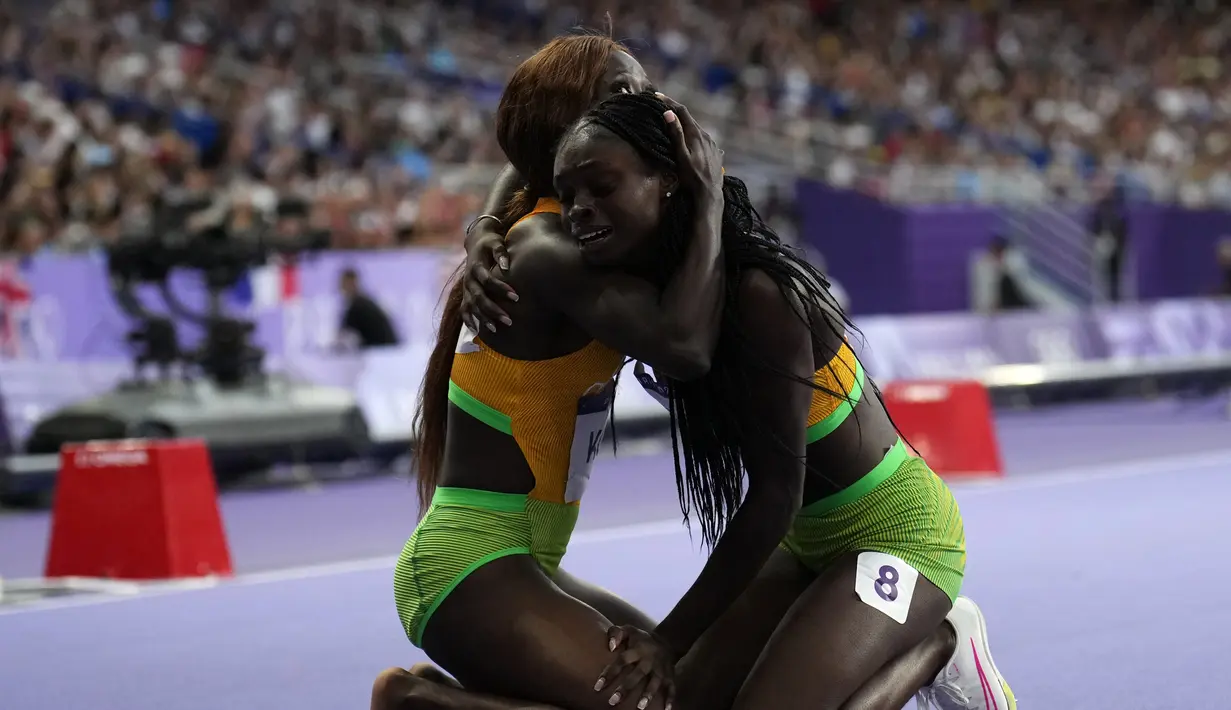 <p>Jessika Gbai (kanan) dari Pantai Gading dipeluk oleh rekan senegaranya Maboundou Kone usai mengikuti semifinal 200 meter putri Olimpiade Paris 2024 di Saint-Denis, Senin, 5 Agustus 2024. (AP Photo/Petr David Josek)</p>