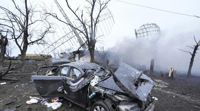 Radar rusak, kendaraan dan peralatan terlihat di fasilitas militer Ukraina di luar Mariupol, Ukraina, Kamis, 24 Februari 2022 akibat serangan Rusia. (Foto AP/Sergei Grits)