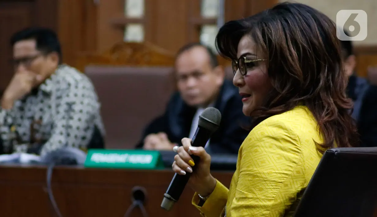 Bupati Minahasa Selatan Christiany Eugenia Paruntu saat menjadi saksi pada sidang lanjutan dugaan suap/gratifikasi terkait kerjasama jasa pelayaran dengan terdakwa Bowo Sidik Pangarso di Pengadilan Tipikor, Jakarta, Rabu (2/10/2019). Sidang beragendakan keterangan saksi. (Liputan6.com/Helmi Fithrian