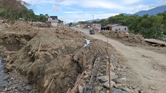 Kondisi jalan rusak akibat longsor di Kecamatan Bintang, Takengon. (Liputan6.com/Yacob Billiocta)