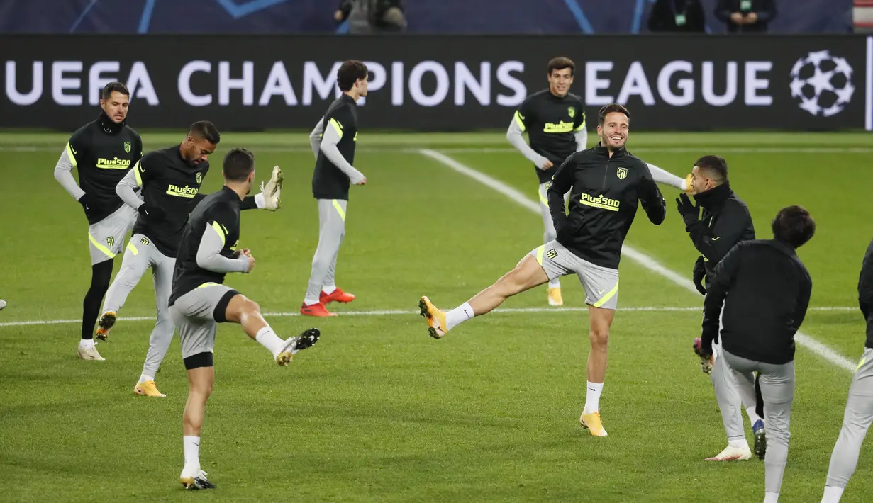 Para pemain Atletico Madrid melakukan pemanasan saat mengikuti sesi latihan tim di Moskow, Rusia, Senin (2/11/2020). Atletico Madrid akan bertanding melawan Lokomotiv Moscow pada grup A Liga Champions di Stadion RZD Arena. (Yuri Kochetkov/Pool via AP)