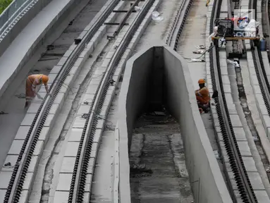 Pekerja melakukan pengerjaan proyek LRT Jabodebek, Jakarta, Selasa (12/3). Kereta LRT Jabodebek untuk rute Cawang-Cibubur akan diuji coba Juni 2019 dan saat ini proses pengerjaan untuk rute tersebut sudah mencapai 78,455%. (Liputan6.com/Faizal Fanani)