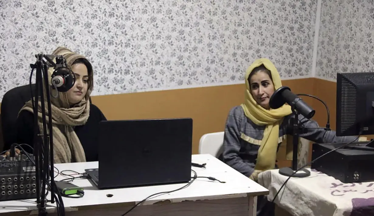 Sadai Banowan, yang berarti suara wanita dalam bahasa Dari, adalah satu-satunya stasiun radio yang dikelola wanita di Afghanistan.  Stasiun radio ini berdiri sejak 10 tahun lalu dan memiliki delapan staf, enam di antaranya perempuan. (Sadai Banowan via AP)