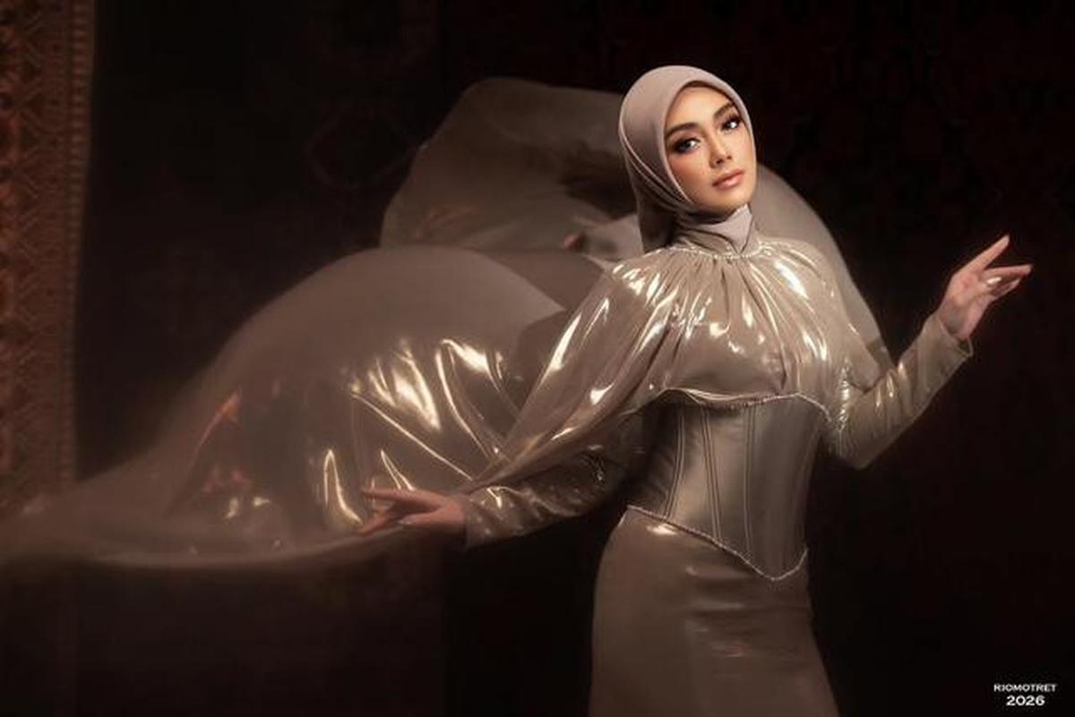 8 Potret Celine Evangelista Pakai Gaun Cape Elegan, Tampil Anggun dalam Balutan Hijab yang Menawan