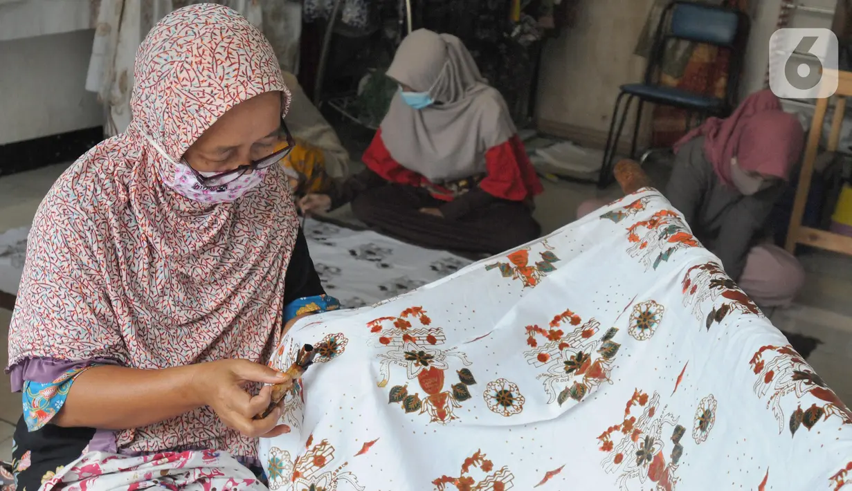 Aktivitas pembuatan batik di sentra batik Depok Tradjumas, Kamis (24/2/2022). Produksi Batik Depok kembali menggeliat setelah diberlakukannya pembelajaran tatap muka (PTM) Kota Depok di mana murid SD dan SMP menggunakan seragam batik produksi mereka. (merdeka.com/Arie Basuki)