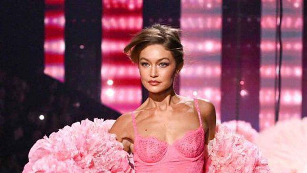 Rahasia di Balik Makeup Glamor Para Angel Victoria's Secret di Fashion Show 2025