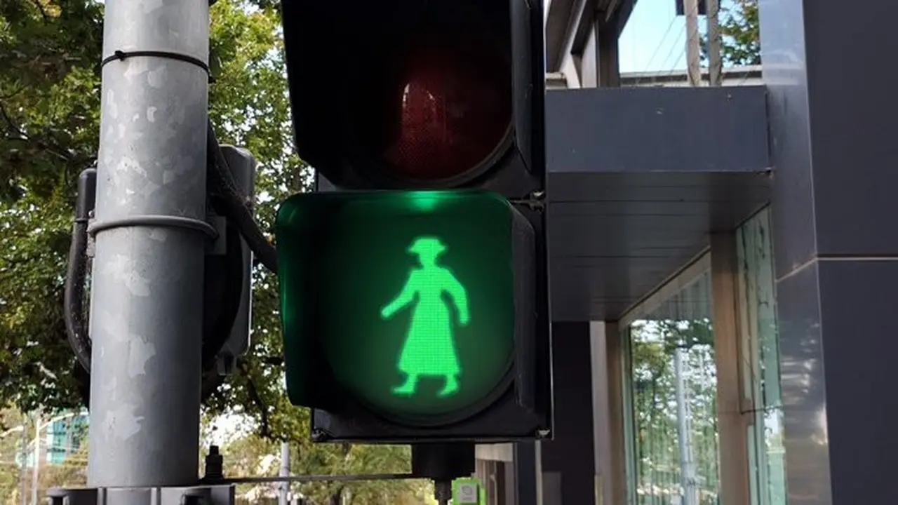 Lampu penyeberangan di Melbourne, Australia yang bergambar perempuan. (City of Yarra)