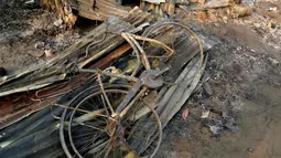 Rangka sebuah sepeda di antara puing-puing setelah kebakaran sebuah kamp bagi pengungsi Muslim Rohingya di negara bagian Rakhine, Myanmar, Selasa (3/5). Kebakaran menghancurkan 50 hunian sementara dalam kamp bagi pengungsi asing. (REUTERS/Soe Zeya Tun)