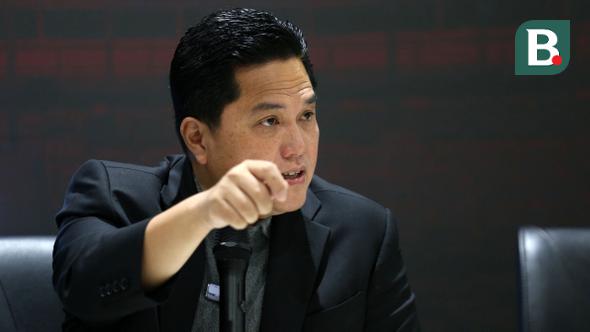 <p>Ketua Umum PSSI, Erick Thohir memberikan keterangan kepada wartawan saat konferensi pers mengenai pembentukan yayasan PSSI dan perwasitan Indonesia di GBK Arena, Senayan, Jakarta, Kamis (22/06/2023). (Bola.com/Bagaskara Lazuardi)</p>
