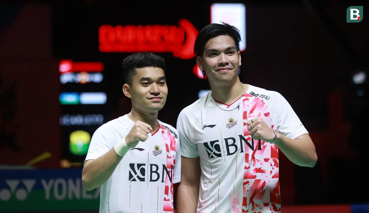 <p>Pebulutangkis ganda putra Indonesia, Leo Rolly Carnando / Daniel Marthin berpose di depan fotografer setelah mengalahkan ganda putra Jepang, Takuro Hoki/Yugo Kobayashi pada laga semifinal Indonesia Masters 2023 di Istora Senayan, Jakarta, Sabtu (28/01/2023). Leo/Daniel menang dengan skor 18-21, 21-17, 21-3. (Bola.com/M. Iqbal Ichsan)</p>