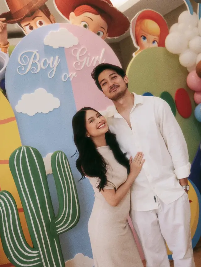 Hanggini Saat Gender Reveal Bertema Toy Story kenakan dress. [@hanggini]