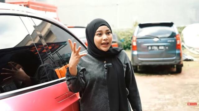 Mobil Tesla Pink Atta-Aurel