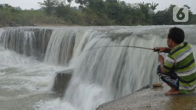 Serunya Warga Memancing di Sungai Cileungsi