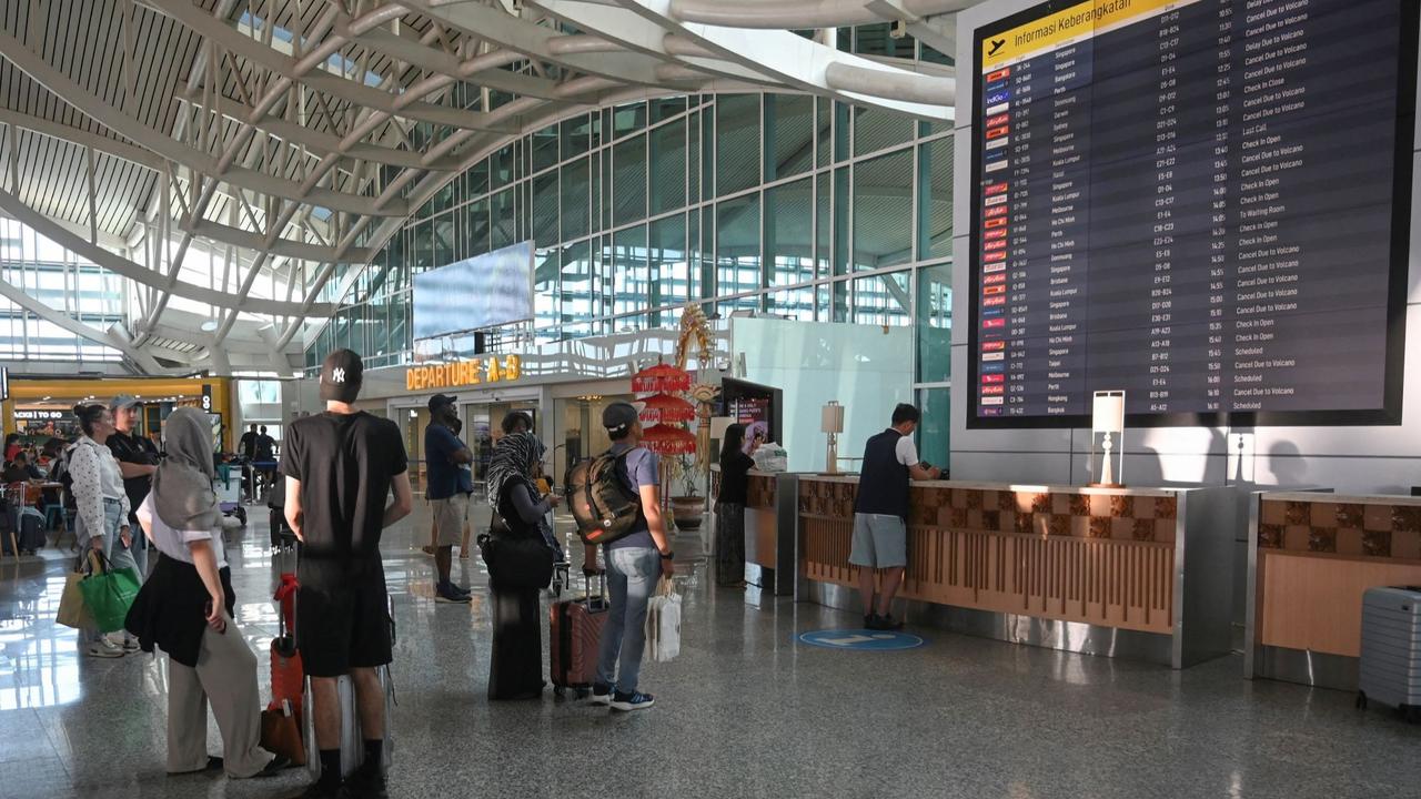 Suasana Bandara Ngurah Rai terdampak letusan Gunung Lewotobi Laki-Laki