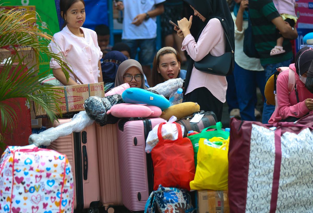 FOTO: Pemudik Padati Terminal Kampung Rambutan Menjelang Lebaran