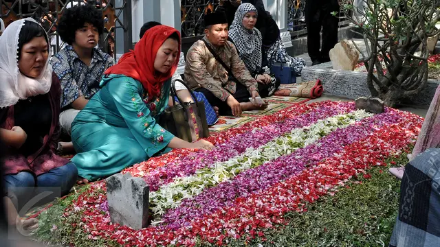 20150804-Milad Gus Dur, Keluarga Lakukan Ziarah Bersama-Jatim