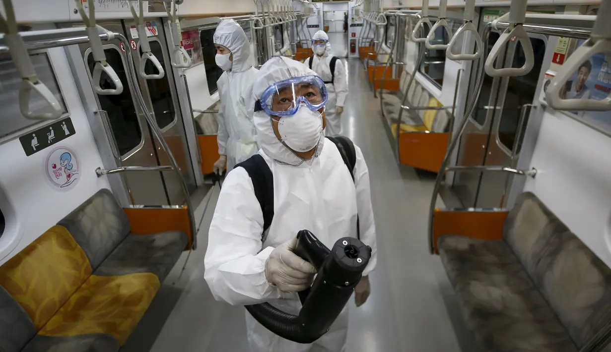 Seorang Petugas melakukan penyemprotan guna mencegah penyebaran wabah virus MERS di stasiun Seoul Metro, Goyang, Korsel, (9/6/2015). Korea Selatan siaga satu menghadapi wabah virus mematikan Middle East Respiratory Syndrome (MERS). (REUTERS/Kim Hong-Ji)