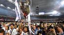 Bek Real Madrid, Marcelo, menangkat trofi merayakan gelar juara Liga Champions bersama rekan-rekannya di Stadion Millenium, Cardiff, Sabtu (3/6/2017). Madrid menang 4-1 atas Juventus. (AFP/Glyn Kirk)