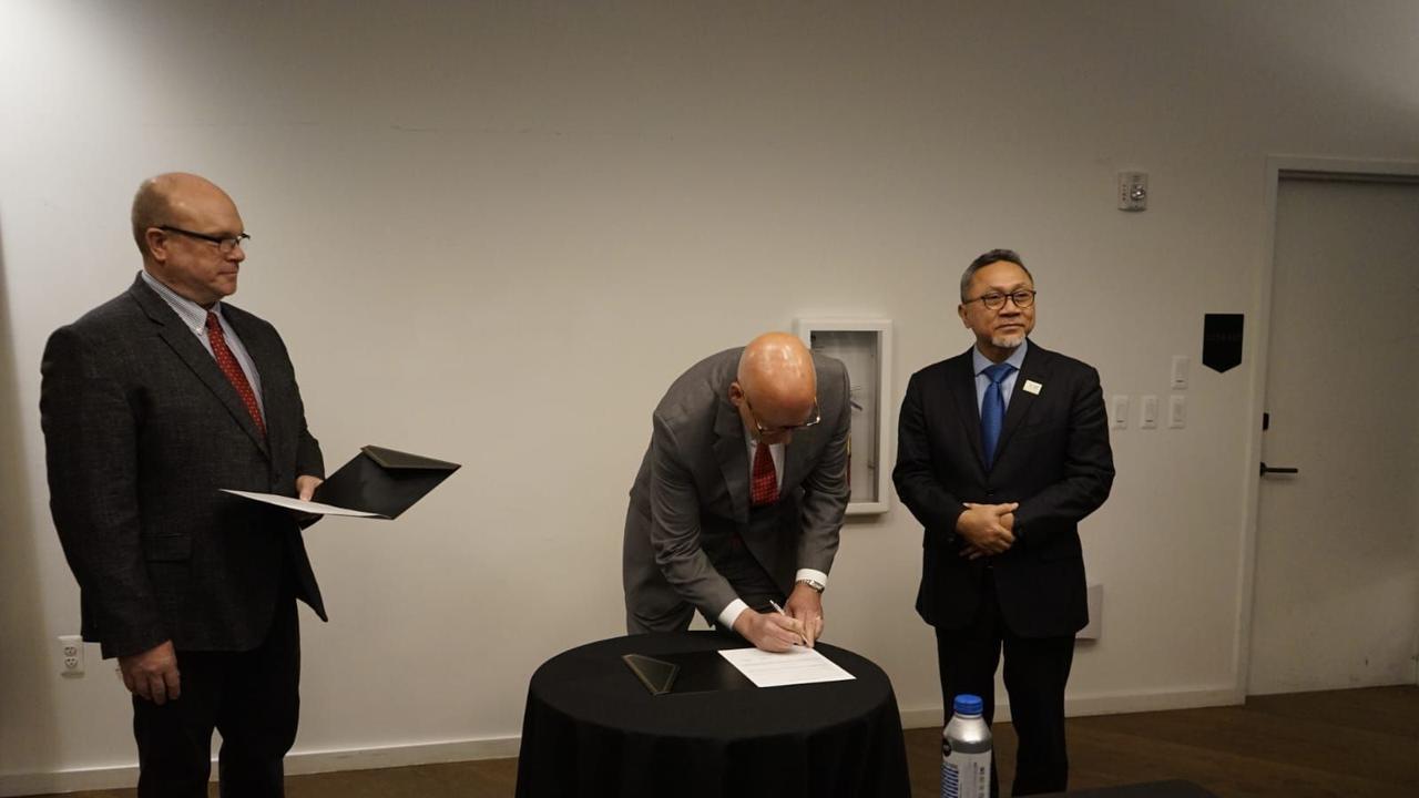 Menteri Perdagangan (Mendag) Zulkifli Hasan menyaksikan penandatanganan nota kesepahaman (MoU) antara perusahaan peralatan dapur elektrik Indonesia dan Amerika Serikat (AS).(Dok Kemendag)