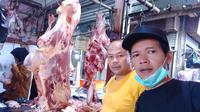 Satu hari menjelang datangnya momen bulan suci Ramadan 1443 H tahun ini, harga daging sapi di sejumlah pasar tradisional Garut, Jawa Barat meroket hingga Rp 175 ribu per kilogram (kg). (Liputan6.com/Jayadi Supriadin)
