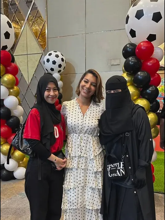 "Selamat hari lahir abang L sayang , ummi doain abang selalu sehat afi'at , anak pintar , Allah berikan kesholehan dan Allah berikan kesabaaran dlm membesarkan dan mendidik abang L utk kedua orangtua ( mama @lestikejora & papa @rizkybillar ) bahagia selalu kalian ❤️🙏," doa Umi Pipik. [Instagram/_ummi_pipik_]