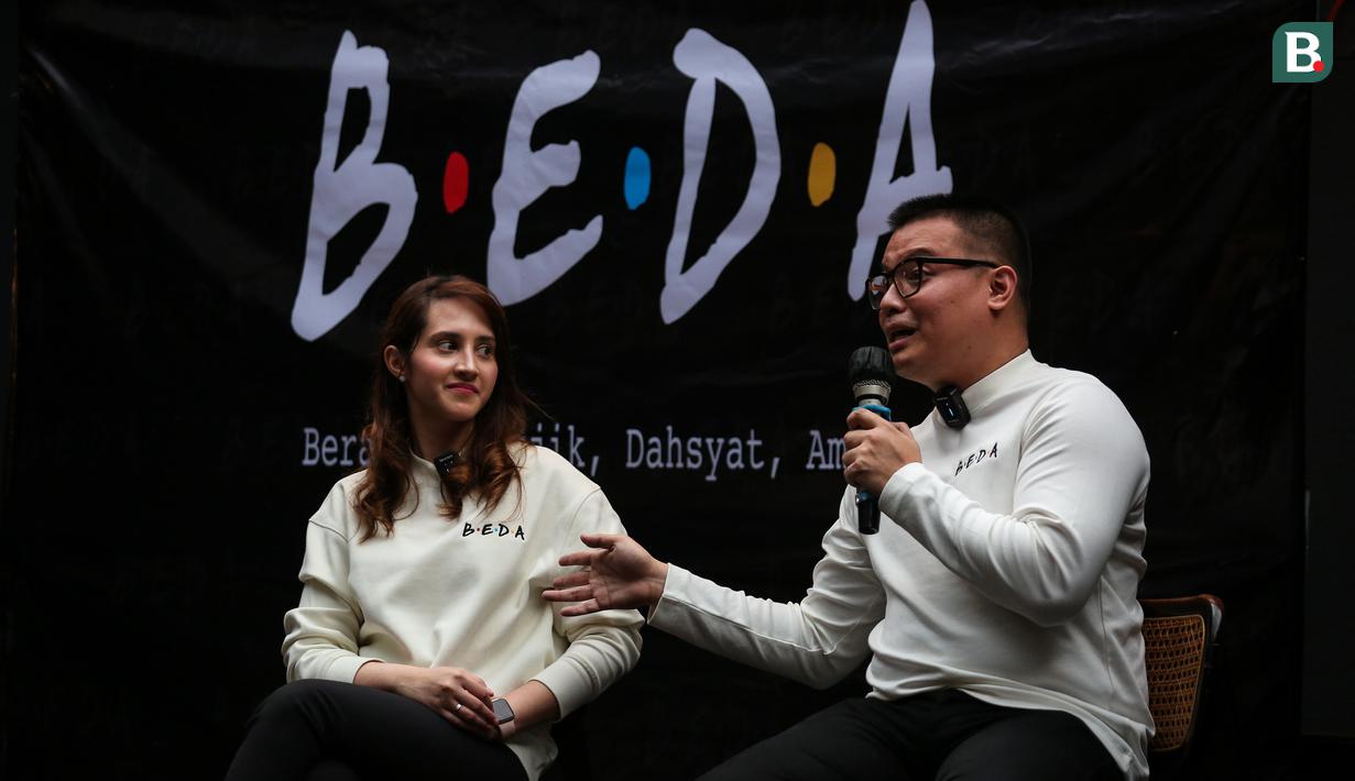 <p>Co-Chair B.E.D.A, Pangeran Siahaan (kanan) memberikan keterangan di samping Tsamara Amany saat deklarasi dukungan B.E.D.A kepada pencalonan Erick Thohir sebagai Ketua Umum PSSI yang berlangsung di GIOI Menteng, Jakarta, Rabu (18/1/2023). (Bola.com/Bagaskara Lazuardi)</p>