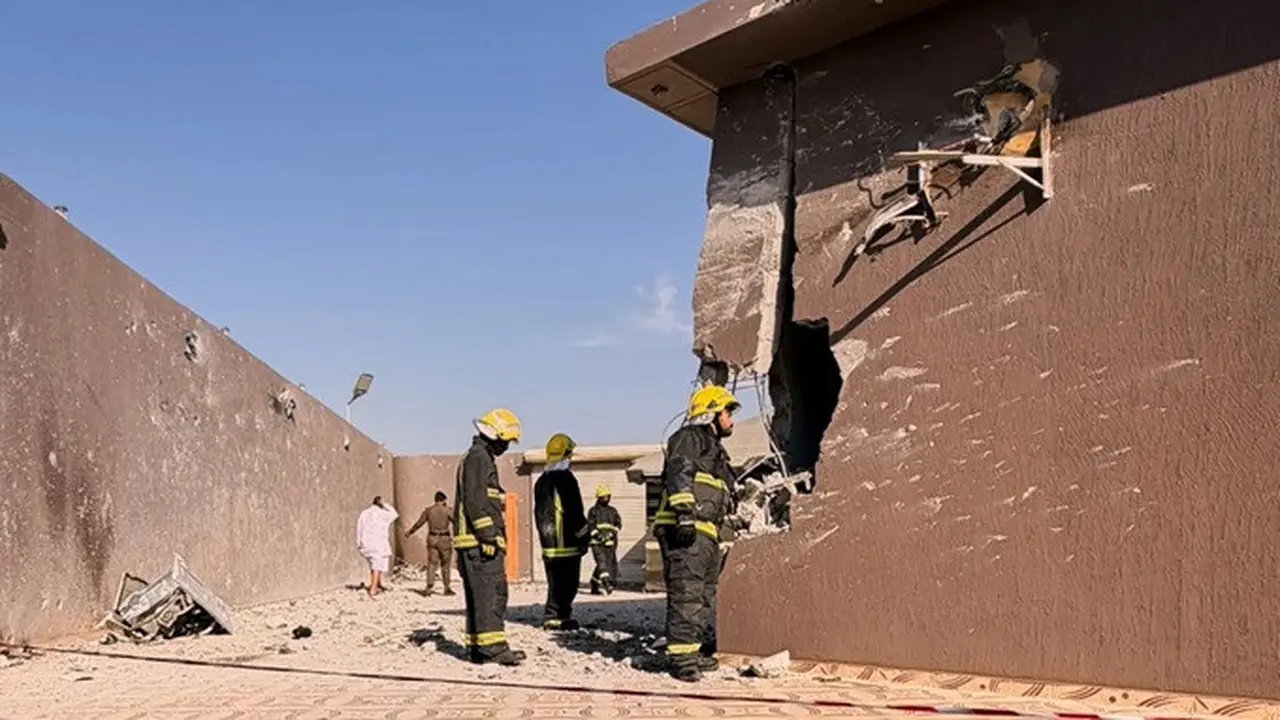Petugas pemadam kebakaran memeriksa kerusakan bangunan akibat puing-puing drone yang jatuh di Provinsi Taif, Arab Saudi bagian barat, Kamis (17/9/2026).