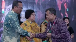 GM Produksi PT Pupuk Kujang Ariffianto menerima penghargaan Proper Hijau pada ajang Penghargaan Anugerah PROPER 2018 dari Kementerian Lingkungan Hidup dan Kehutanan, yang diserahkan Menteri Siti Nurbaya di Jakarta, Kamis (27/12). (Liputan6.com/HO/Ines)