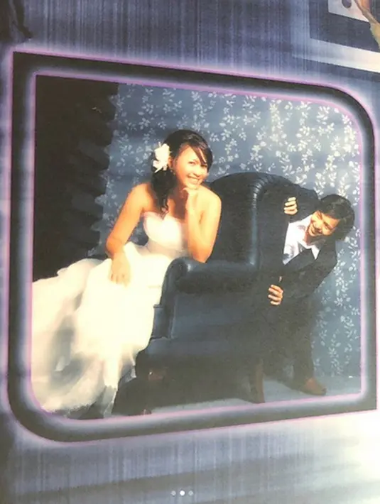 "Hiburan Senin Pagi! 😁😁😁😁 Selain ulang tahun ke 35, kemarin adalah anniversary pernikahan kami yang ke-11. Mungkin untuk yang pernah baca buku Ngenest, tau ttg foto prewed kami yg epic inih :)))," tulis Meira. (instagram/meiranastasia)