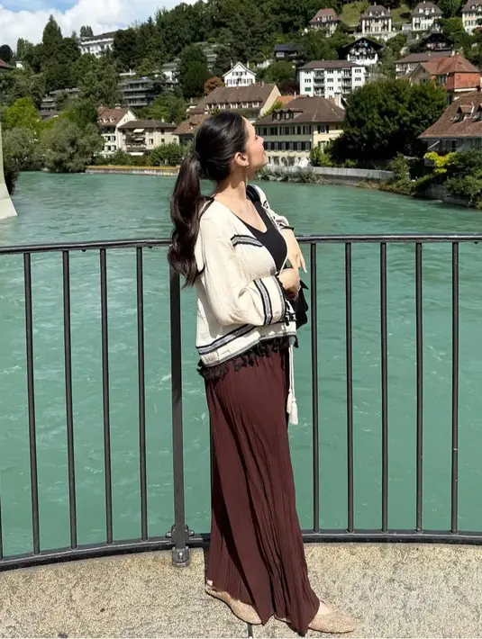 <p>Steffi mengenakan inner hitam ketat dipadukan outer beige aksen hitam serta celana panjang loose coklat dan flat shoesnya. [@steffizamoraaa]</p>