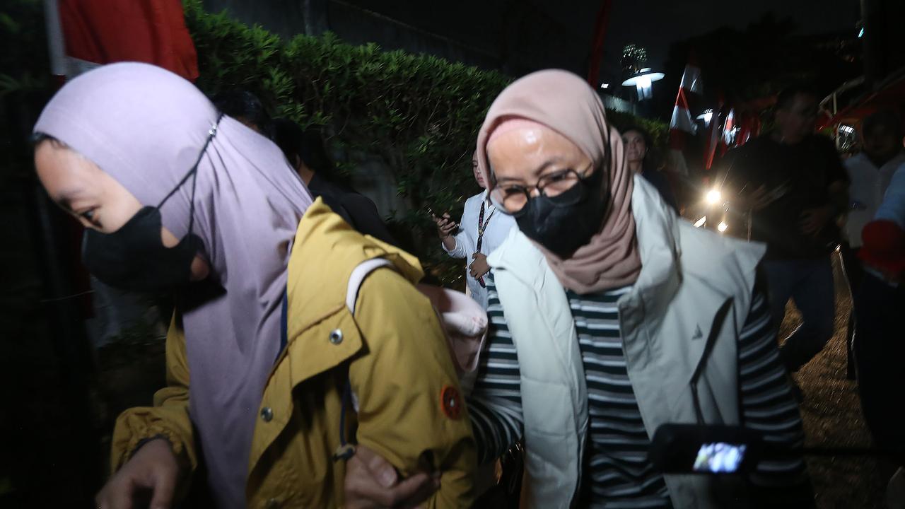 Istri Bupati Pemalang Noor Faizah Tiba di Gedung KPK