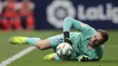 Kiper Atletico Madrid, Jan Oblak berusaha menangkap bola saat bertanding melawan Real Madrid pada lanjutan La Liga di stadion Wanda Metropolitano, Spanyol (28/9/2019). Madrid dan Atletico bermain imbang 0-0. (AP Photo/Bernat Armangue)