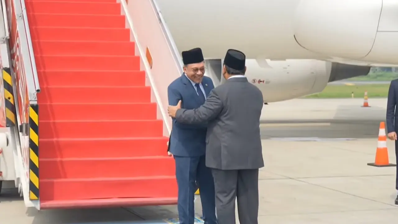 Presiden Prabowo Subianto menyambut langsung kedatangan PM Malaysia Anwar Ibrahim di Pangkalan TNI AU Halim Perdanakusuma Jakarta, Jumat (27/6/2025).