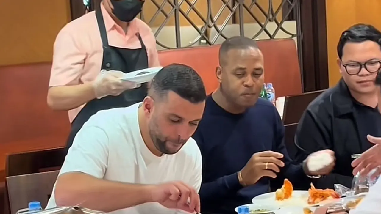 Patrick Kluivert Diajak Makan di Restoran Padang, Sebut Rasanya Pedas. (Dok: TikTok @hanzz_786)
