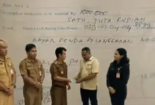 Ketahuan Merokok, ASN di Kupang Bayar Denda Rp 1 Juta