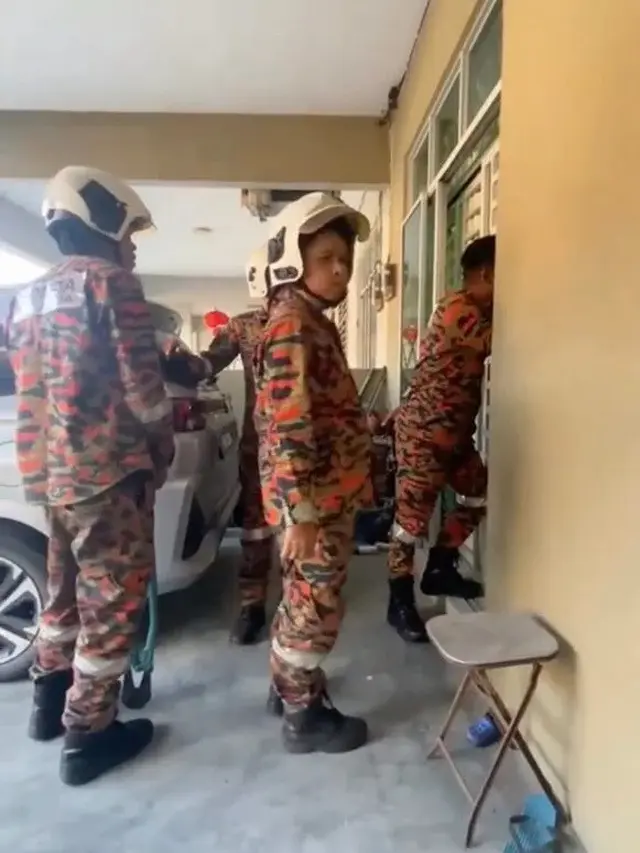 Wanita Panggil Damkar Saat Tak Bisa Masuk Rumah