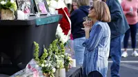 Seorang wanita di hadapan memorial korban penembakan di North Carolina. Dok:&nbsp;Ethan Hyman/The News &amp; Observer via AP