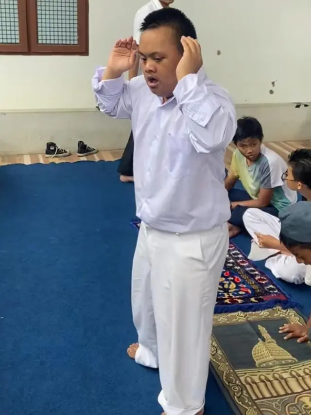 5 Momen Penyandang Disabilitas Salat Dalam Keterbatasan, Bikin Haru Warganet