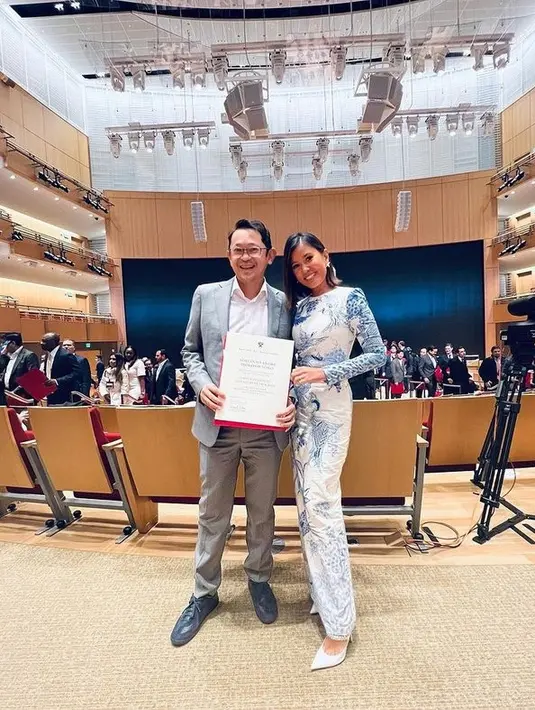 Penampilan Titi Radjo saat mendampingi suami Adrianto Djokosoetono wisuda di Harvard University, Amerika Serikat. Artis senior itu tampil elegan dengan dress motif pas badan. [Instagram/@titiradjopadmaja]