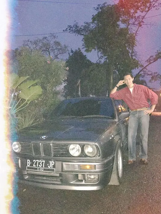 Tipikal lelaki idaman di masa itu sepertinya digambarkan oleh Beni, pacar Milea di Jakarta. Sosok yang diperankan Brandon Salim ini berbusana kemeja gombrong yang lengannya digulung, serta celana jeans yang juga berukuran besar. (Instagram)