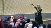 Lola Amaria saat Road Show film Pesantren di Pondok Pesantren  Al Furqon, Singaparna, Tasikmalaya, Jawa Barat, baru-baru ini.