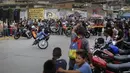 Pengendara sepeda motor tampil di atas sepeda motor mereka selama pameran di lingkungan El Valle Caracas, Venezuela, Sabtu (31/7/2021). (AP Photo/Ariana Cubillos)
